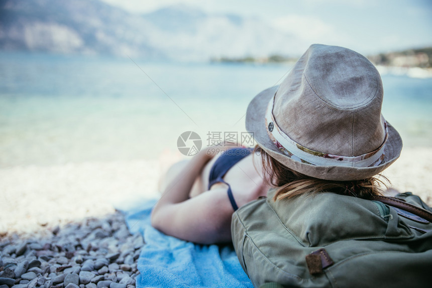 暑假带着比基尼草帽的年轻背包女孩享受这景色图片
