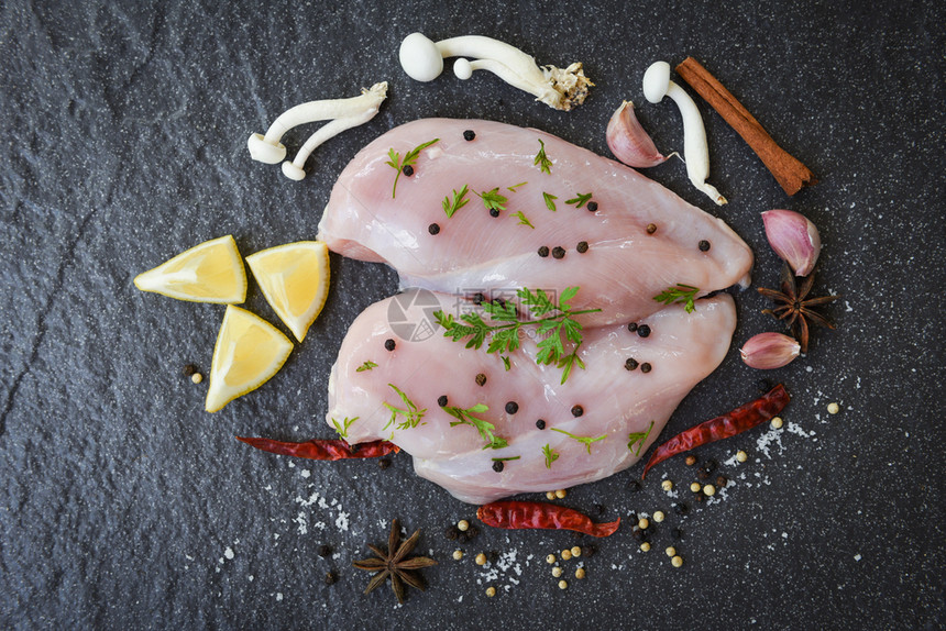 配有盐和香料盘上肉粉碎的原生菜片，加上香辣牛排图片