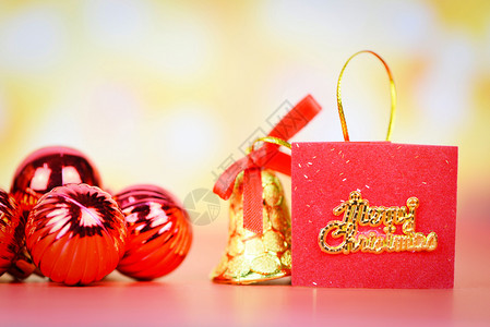 圣诞节装饰红球和有轻金的铃声圣诞节日冬季和新年快乐目标概念图片
