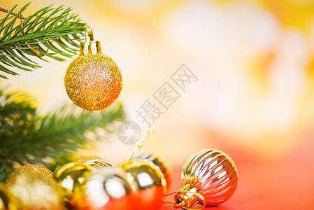金球圣诞装饰浅抽象假日背景圣诞树节日冬季和新年快乐目标概念图片
