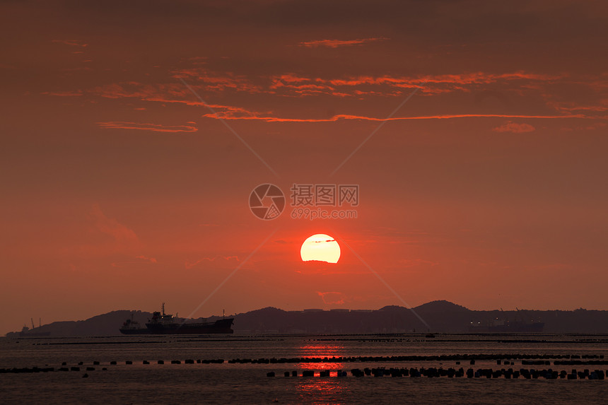 夏天海滩上的大日落天空背景图片