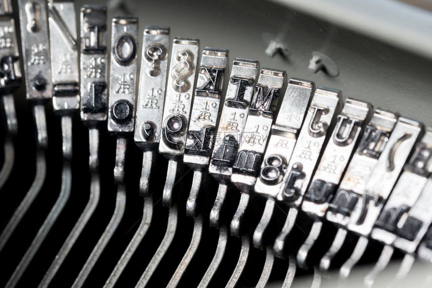 关闭工作室的复古风格打字机图片
