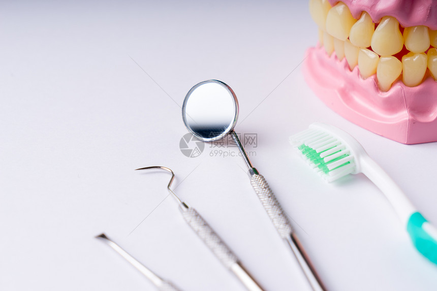 一组金属牙科和rrsquuu医疗设备工具顶视图图片