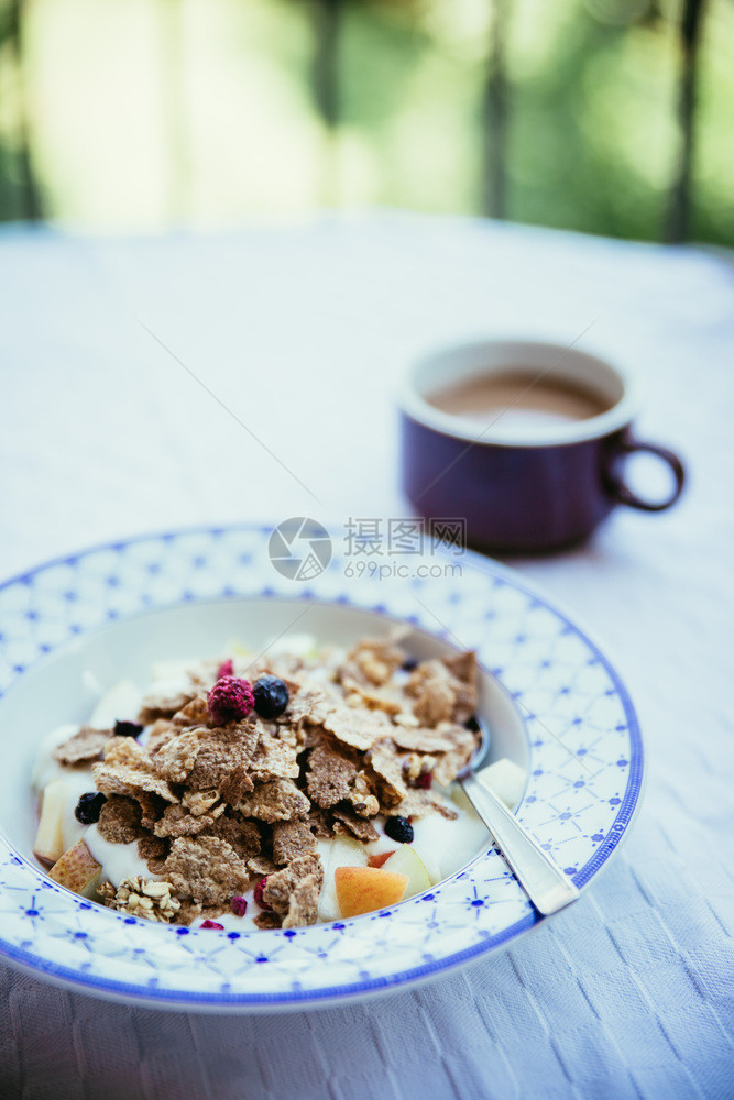 早上谷物健康餐配有浆果和咖啡图片