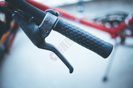 自行车把手栏和休息自行车修理背景模糊图片