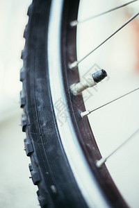 可移动话筒近距离拍摄自行车轮胎和话筒模糊背景背景