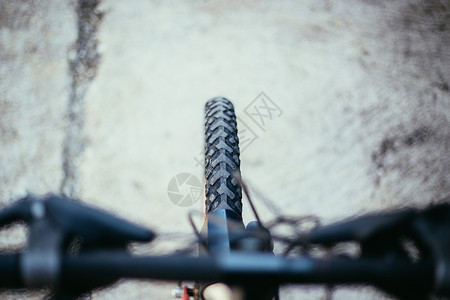 近距离拍摄一个山地自行车轮胎模糊的手柄夏日图片