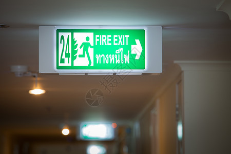 公寓内的消防出口标志图片