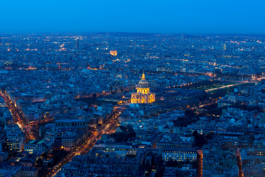 巴黎法国于2015年月日对埃菲尔铁塔的空中观察ArcdeTrionpheLesDevalentes图片