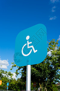 残疾人服务在户外停车的残疾人标志背景