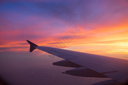 飞机窗口的日落太美了高清图片