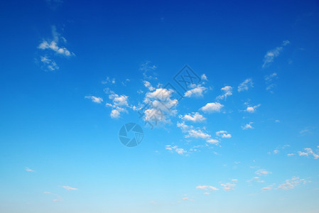 蓝天空背景的微薄云图片