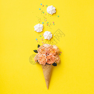 黄色背景的粉红玫瑰冰淇淋甜筒夏季最低概念平躺着图片