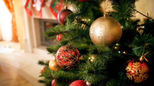 在木屋的客厅里有美丽的圣诞树装饰有红色和金的面包圈有红和金色的面包树装饰木屋的客厅里有红和金色的面包圈背景图片