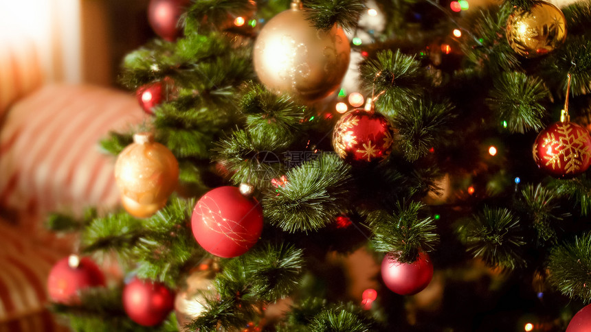 在客厅装饰圣诞树的精美镜头在室内客厅装饰丰富多彩的珠和园林为冬季节假日和庆祝活动提供完美的背景在室内客厅装饰的圣诞树精美照片在室图片