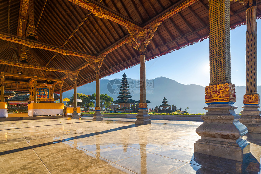 巴厘的UlunDanuBratan寺庙是最受欢迎的旅游景点之一印度尼西亚建筑景观背印度尼西亚的旅行和假期图片