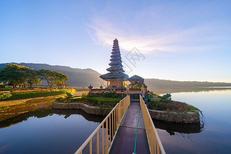 巴厘的UlunDanuBratan寺和湖是最受欢迎的旅游景点之一图片