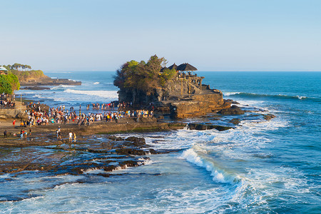 PuraTanahLot水神庙巴厘岛中午12点是旅游景最受欢迎的之一图片