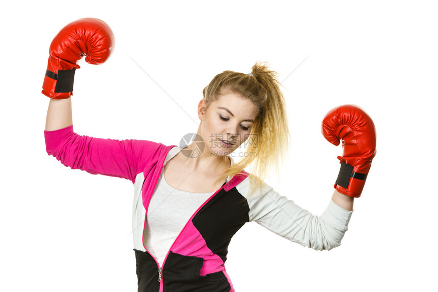 身着红拳击手套的运动妇女赢得拳击比赛被鼓动感到宽慰和幸福图片