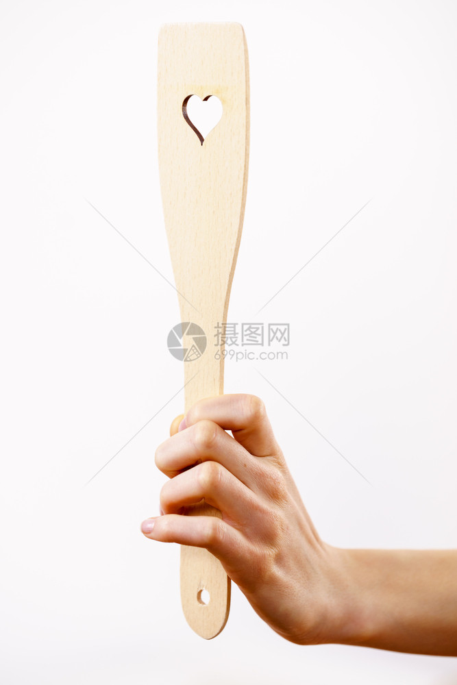 女手握着木制厨房用心爱符号的抽筋女手握着木制厨房用心的抽筋图片