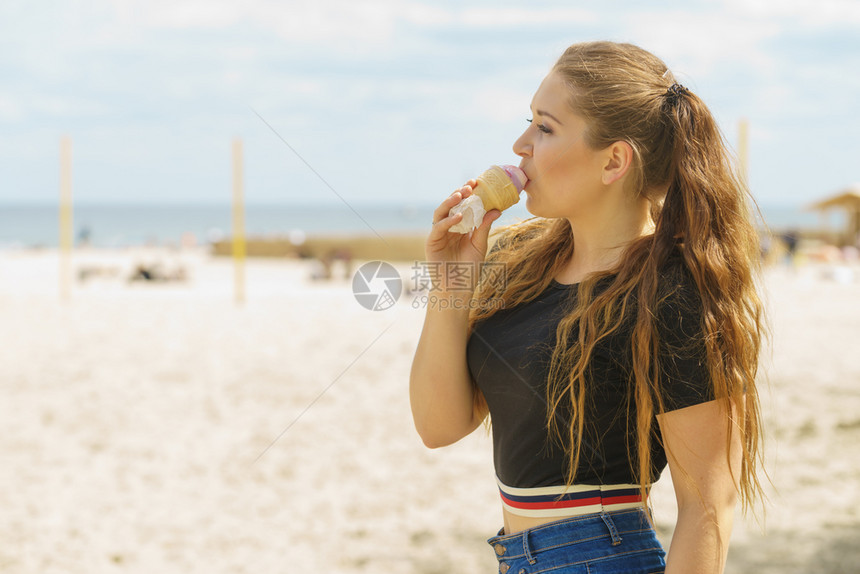 快乐的年轻女孩长棕色头发吃冰淇淋玩得开心年轻女孩吃冰淇淋图片