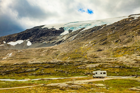 在挪威自然景区旅游度假的一辆露营房车图片
