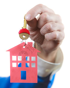 男手握着红色家庭形状的新房钥匙不动产和住房概念男手握着家庭钥匙图片