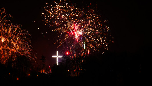 天空烟花爆炸在波兰格丁尼亚市庆祝新年节日之夜有色烟花图片