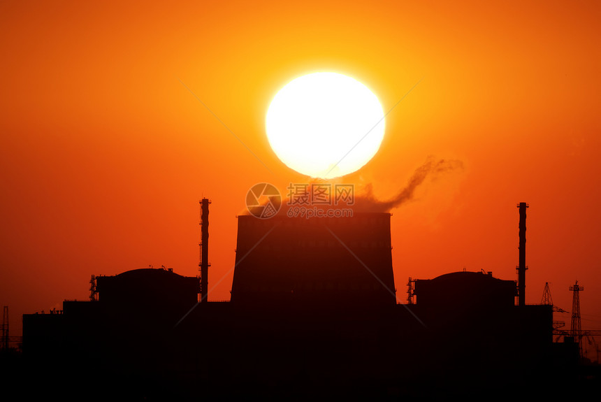 日落时的发电厂大太阳和能源工业图片