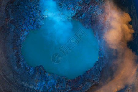 日出时有绿宝石硫磺湖的KawahIjen火山岩悬崖空中景象印度尼西亚东爪哇全景自然观背背景图片