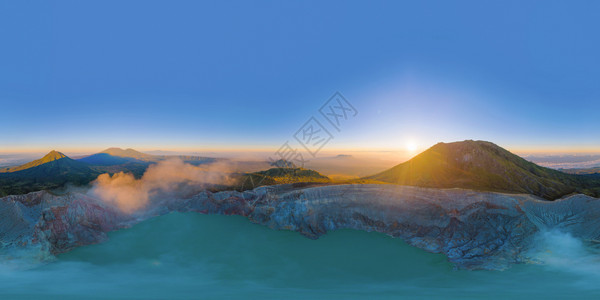 以180度角宽360个全景从空中观察KawahIjen火山日出时有绿松硫湖印度尼西亚东爪哇全景自然观背景图片
