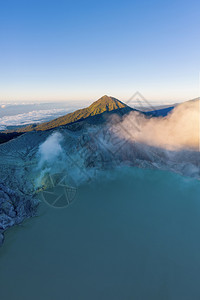 日出时有绿宝石硫磺湖的KawahIjen火山岩悬崖空中景象印度尼西亚东爪哇全景自然观背背景图片