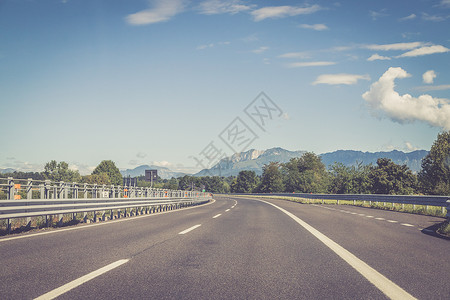 高速公路自动收费系统在阳光明媚的夏日上高速公路旅行背景