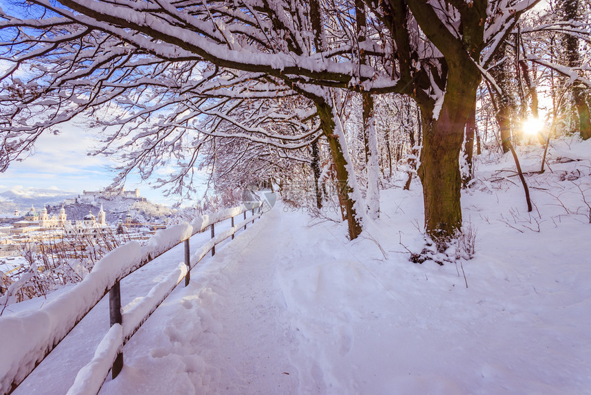 萨尔茨堡的漫步游行寒雪的冬季风景图片