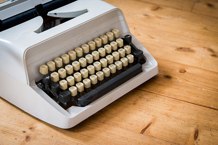 说书人木制桌上的旧式打字机背景