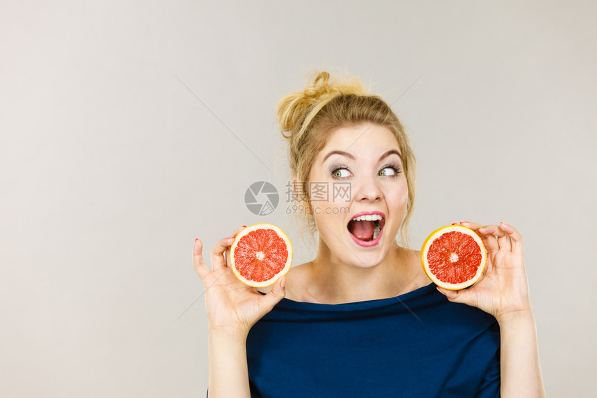 健康饮食充满维他命的新鲜食物快乐的女士拿着甜美柑橘水果红葡萄汁快乐的微笑女士拿着红葡萄汁图片