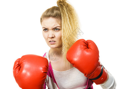 穿着红色拳击手套打架斗身穿拳击手套的愤怒女穿着拳击手套的愤怒女图片