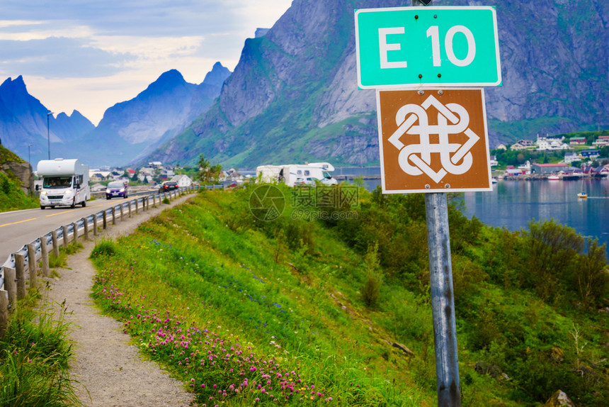 挪威北部Lofoten岛Reine村第10号旅游道路和fjord地貌的标志北挪威Lofoten岛Reine村旅行目的地Fjord图片