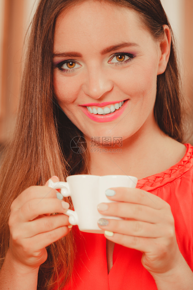 漂亮女人在家喝茶或咖啡漂亮的年轻女孩在厨房喝热饮料放松图片