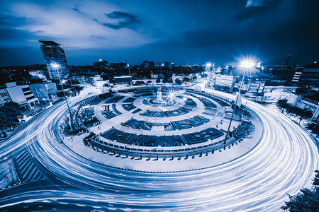 曼谷环形高速公路叉口的空中夜景图片