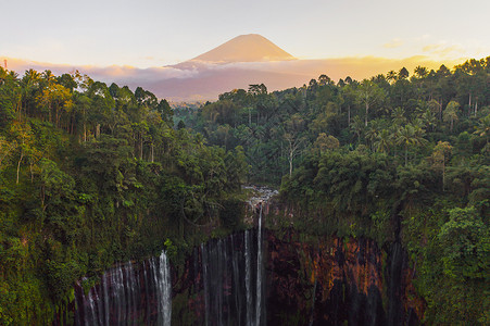 姆杜克瀑布图姆帕克塞武瀑布和梅鲁山日出时的空中景象位于印度尼西亚卢马扬省瓦东部背景