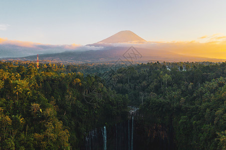瀑布图图姆帕克塞武瀑布和梅鲁山日出时的空中景象位于印度尼西亚卢马扬省瓦东部背景