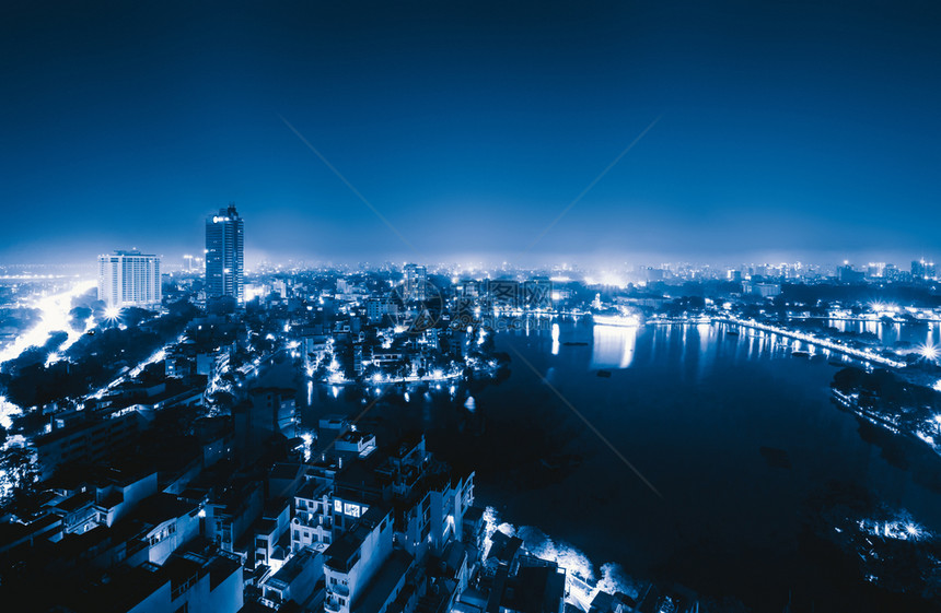 位于亚洲技术智能城市的金融区和商业中心位于夜间的摩天大楼和高现代建筑的顶级视图图片