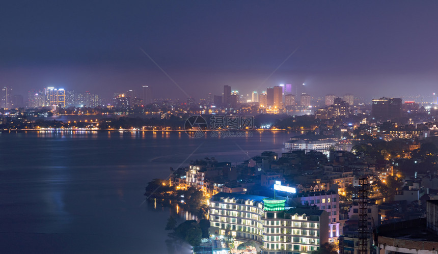 位于亚洲技术智能城市的金融区和商业中心位于夜间的摩天大楼和高现代建筑的顶级视图图片