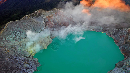 日出时有绿宝石硫磺湖的KawahIjen火山岩悬崖空中景象印度尼西亚东爪哇全景自然观背背景图片