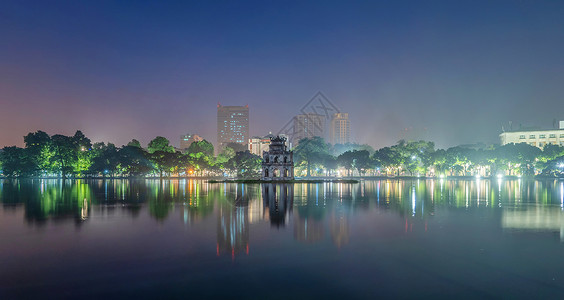 基姆湖在河内市中心HoanKiem湖中央的海龟塔上有现代摩天大楼和反射塔晚上在越南城市背景背景
