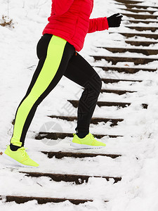 穿着温暖运动服的妇女冬季在户外跑步穿着运动服的妇女冬季运动图片