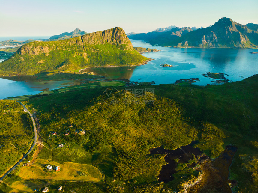Vestvagoy岛海岸Uttakleiv地点海景与风岩石般的海岸线和高山Lofotten群岛北挪威欧洲Vestvagoy岛的海图片