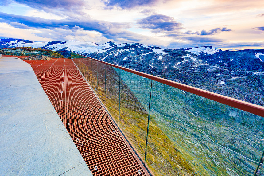 挪威Geiranger天行平台地面和玻璃护栏挪威Dalsnibba的山地观图片