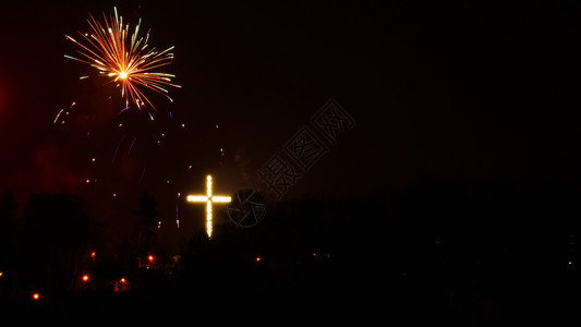 天空烟花爆炸在波兰格丁尼亚市庆祝新年节日之夜有色烟花图片